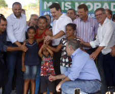 Quarenta e duas famílias carentes de Novo Itacolomi receberam nesta sexta-feira (24) casas populares construídas pelo Governo do Estado. O Residencial João Rossatto foi inaugurado pelo governador Carlos Massa Ratinho Junior e recebeu R$ 2,4 milhões de investimentos por meio do programa Nossa Gente.
foto Gilson Abreu/Aen