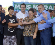 Quarenta e duas famílias carentes de Novo Itacolomi receberam nesta sexta-feira (24) casas populares construídas pelo Governo do Estado. O Residencial João Rossatto foi inaugurado pelo governador Carlos Massa Ratinho Junior e recebeu R$ 2,4 milhões de investimentos por meio do programa Nossa Gente.
foto Gilson Abreu/Aen