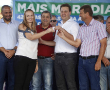 Quarenta e duas famílias carentes de Novo Itacolomi receberam nesta sexta-feira (24) casas populares construídas pelo Governo do Estado. O Residencial João Rossatto foi inaugurado pelo governador Carlos Massa Ratinho Junior e recebeu R$ 2,4 milhões de investimentos por meio do programa Nossa Gente.
foto Gilson Abreu/Aen