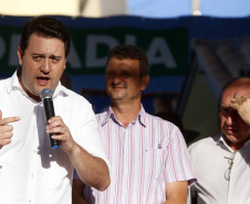 Quarenta e duas famílias carentes de Novo Itacolomi receberam nesta sexta-feira (24) casas populares construídas pelo Governo do Estado. O Residencial João Rossatto foi inaugurado pelo governador Carlos Massa Ratinho Junior e recebeu R$ 2,4 milhões de investimentos por meio do programa Nossa Gente.
foto Gilson Abreu/Aen