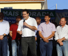 Quarenta e duas famílias carentes de Novo Itacolomi receberam nesta sexta-feira (24) casas populares construídas pelo Governo do Estado. O Residencial João Rossatto foi inaugurado pelo governador Carlos Massa Ratinho Junior e recebeu R$ 2,4 milhões de investimentos por meio do programa Nossa Gente.
foto Gilson Abreu/Aen