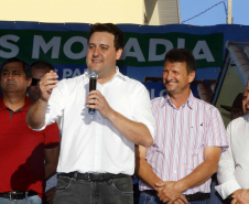Quarenta e duas famílias carentes de Novo Itacolomi receberam nesta sexta-feira (24) casas populares construídas pelo Governo do Estado. O Residencial João Rossatto foi inaugurado pelo governador Carlos Massa Ratinho Junior e recebeu R$ 2,4 milhões de investimentos por meio do programa Nossa Gente.
foto Gilson Abreu/Aen