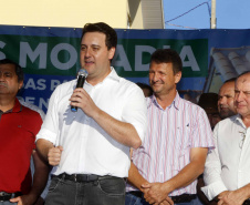 Quarenta e duas famílias carentes de Novo Itacolomi receberam nesta sexta-feira (24) casas populares construídas pelo Governo do Estado. O Residencial João Rossatto foi inaugurado pelo governador Carlos Massa Ratinho Junior e recebeu R$ 2,4 milhões de investimentos por meio do programa Nossa Gente.
foto Gilson Abreu/Aen