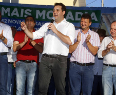 Quarenta e duas famílias carentes de Novo Itacolomi receberam nesta sexta-feira (24) casas populares construídas pelo Governo do Estado. O Residencial João Rossatto foi inaugurado pelo governador Carlos Massa Ratinho Junior e recebeu R$ 2,4 milhões de investimentos por meio do programa Nossa Gente.
foto Gilson Abreu/Aen