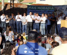 Quarenta e duas famílias carentes de Novo Itacolomi receberam nesta sexta-feira (24) casas populares construídas pelo Governo do Estado. O Residencial João Rossatto foi inaugurado pelo governador Carlos Massa Ratinho Junior e recebeu R$ 2,4 milhões de investimentos por meio do programa Nossa Gente.
foto Gilson Abreu/Aen