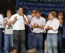 Quarenta e duas famílias carentes de Novo Itacolomi receberam nesta sexta-feira (24) casas populares construídas pelo Governo do Estado. O Residencial João Rossatto foi inaugurado pelo governador Carlos Massa Ratinho Junior e recebeu R$ 2,4 milhões de investimentos por meio do programa Nossa Gente.
foto Gilson Abreu/Aen