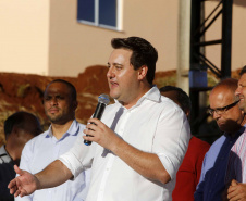 Quarenta e duas famílias carentes de Novo Itacolomi receberam nesta sexta-feira (24) casas populares construídas pelo Governo do Estado. O Residencial João Rossatto foi inaugurado pelo governador Carlos Massa Ratinho Junior e recebeu R$ 2,4 milhões de investimentos por meio do programa Nossa Gente.
foto Gilson Abreu/Aen