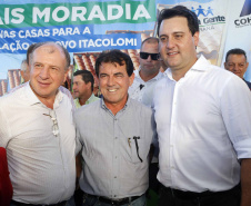 Quarenta e duas famílias carentes de Novo Itacolomi receberam nesta sexta-feira (24) casas populares construídas pelo Governo do Estado. O Residencial João Rossatto foi inaugurado pelo governador Carlos Massa Ratinho Junior e recebeu R$ 2,4 milhões de investimentos por meio do programa Nossa Gente.
foto Gilson Abreu/Aen