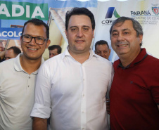Quarenta e duas famílias carentes de Novo Itacolomi receberam nesta sexta-feira (24) casas populares construídas pelo Governo do Estado. O Residencial João Rossatto foi inaugurado pelo governador Carlos Massa Ratinho Junior e recebeu R$ 2,4 milhões de investimentos por meio do programa Nossa Gente.
foto Gilson Abreu/Aen