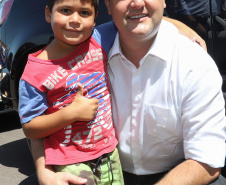 GOVERNADOR REPASSA RECURSOS EM CIANORTE.
O governador Carlos Massa Ratinho Junior assinou neste sábado (25), a homologação para ordem de serviços de pavimentação de ruas e avenidas em Cianorte, região noroeste do Paraná. Participaram da solenidade: prefeito de Cianorte, Claudemir Romero Bongiorno; os secretários: de Desenvolvimento Urbano, João Carlos Ortega; de Desenvolvimento Sustentável e Turismo, Márcio Nunes; entre outros.
Cianorte, 25-01-20.
Foto: Arnaldo Alves / AEN.
