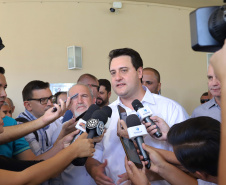 GOVERNADOR REPASSA RECURSOS EM CIANORTE.
O governador Carlos Massa Ratinho Junior assinou neste sábado (25), a homologação para ordem de serviços de pavimentação de ruas e avenidas em Cianorte, região noroeste do Paraná. Participaram da solenidade: prefeito de Cianorte, Claudemir Romero Bongiorno; os secretários: de Desenvolvimento Urbano, João Carlos Ortega; de Desenvolvimento Sustentável e Turismo, Márcio Nunes; entre outros.
Cianorte, 25-01-20.
Foto: Arnaldo Alves / AEN.
