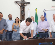GOVERNADOR REPASSA RECURSOS EM CIANORTE.
O governador Carlos Massa Ratinho Junior assinou neste sábado (25), a homologação para ordem de serviços de pavimentação de ruas e avenidas em Cianorte, região noroeste do Paraná. Participaram da solenidade: prefeito de Cianorte, Claudemir Romero Bongiorno; os secretários: de Desenvolvimento Urbano, João Carlos Ortega; de Desenvolvimento Sustentável e Turismo, Márcio Nunes; entre outros.
Cianorte, 25-01-20.
Foto: Arnaldo Alves / AEN.
