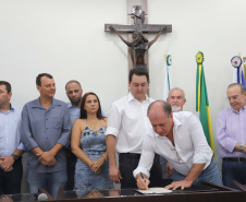 GOVERNADOR REPASSA RECURSOS EM CIANORTE.
O governador Carlos Massa Ratinho Junior assinou neste sábado (25), a homologação para ordem de serviços de pavimentação de ruas e avenidas em Cianorte, região noroeste do Paraná. Participaram da solenidade: prefeito de Cianorte, Claudemir Romero Bongiorno; os secretários: de Desenvolvimento Urbano, João Carlos Ortega; de Desenvolvimento Sustentável e Turismo, Márcio Nunes; entre outros.
Cianorte, 25-01-20.
Foto: Arnaldo Alves / AEN.
