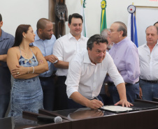 GOVERNADOR REPASSA RECURSOS EM CIANORTE.
O governador Carlos Massa Ratinho Junior assinou neste sábado (25), a homologação para ordem de serviços de pavimentação de ruas e avenidas em Cianorte, região noroeste do Paraná. Participaram da solenidade: prefeito de Cianorte, Claudemir Romero Bongiorno; os secretários: de Desenvolvimento Urbano, João Carlos Ortega; de Desenvolvimento Sustentável e Turismo, Márcio Nunes; entre outros.
Cianorte, 25-01-20.
Foto: Arnaldo Alves / AEN.

