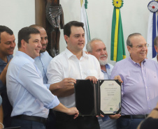 GOVERNADOR REPASSA RECURSOS EM CIANORTE.
O governador Carlos Massa Ratinho Junior assinou neste sábado (25), a homologação para ordem de serviços de pavimentação de ruas e avenidas em Cianorte, região noroeste do Paraná. Participaram da solenidade: prefeito de Cianorte, Claudemir Romero Bongiorno; os secretários: de Desenvolvimento Urbano, João Carlos Ortega; de Desenvolvimento Sustentável e Turismo, Márcio Nunes; entre outros.
Cianorte, 25-01-20.
Foto: Arnaldo Alves / AEN.
