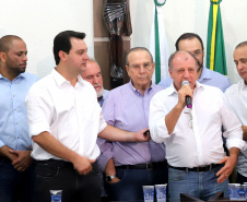 GOVERNADOR REPASSA RECURSOS EM CIANORTE.
O governador Carlos Massa Ratinho Junior assinou neste sábado (25), a homologação para ordem de serviços de pavimentação de ruas e avenidas em Cianorte, região noroeste do Paraná. Participaram da solenidade: prefeito de Cianorte, Claudemir Romero Bongiorno; os secretários: de Desenvolvimento Urbano, João Carlos Ortega; de Desenvolvimento Sustentável e Turismo, Márcio Nunes; entre outros.
Cianorte, 25-01-20.
Foto: Arnaldo Alves / AEN.
