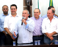 GOVERNADOR REPASSA RECURSOS EM CIANORTE.
O governador Carlos Massa Ratinho Junior assinou neste sábado (25), a homologação para ordem de serviços de pavimentação de ruas e avenidas em Cianorte, região noroeste do Paraná. Participaram da solenidade: prefeito de Cianorte, Claudemir Romero Bongiorno; os secretários: de Desenvolvimento Urbano, João Carlos Ortega; de Desenvolvimento Sustentável e Turismo, Márcio Nunes; entre outros.
Cianorte, 25-01-20.
Foto: Arnaldo Alves / AEN.
