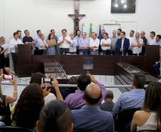 GOVERNADOR REPASSA RECURSOS EM CIANORTE.
O governador Carlos Massa Ratinho Junior assinou neste sábado (25), a homologação para ordem de serviços de pavimentação de ruas e avenidas em Cianorte, região noroeste do Paraná. Participaram da solenidade: prefeito de Cianorte, Claudemir Romero Bongiorno; os secretários: de Desenvolvimento Urbano, João Carlos Ortega; de Desenvolvimento Sustentável e Turismo, Márcio Nunes; entre outros.
Cianorte, 25-01-20.
Foto: Arnaldo Alves / AEN.
