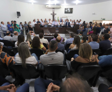 GOVERNADOR REPASSA RECURSOS EM CIANORTE.
O governador Carlos Massa Ratinho Junior assinou neste sábado (25), a homologação para ordem de serviços de pavimentação de ruas e avenidas em Cianorte, região noroeste do Paraná. Participaram da solenidade: prefeito de Cianorte, Claudemir Romero Bongiorno; os secretários: de Desenvolvimento Urbano, João Carlos Ortega; de Desenvolvimento Sustentável e Turismo, Márcio Nunes; entre outros.
Cianorte, 25-01-20.
Foto: Arnaldo Alves / AEN.
