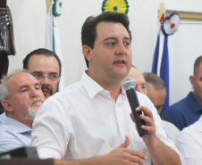 GOVERNADOR REPASSA RECURSOS EM CIANORTE.
O governador Carlos Massa Ratinho Junior assinou neste sábado (25), a homologação para ordem de serviços de pavimentação de ruas e avenidas em Cianorte, região noroeste do Paraná. Participaram da solenidade: prefeito de Cianorte, Claudemir Romero Bongiorno; os secretários: de Desenvolvimento Urbano, João Carlos Ortega; de Desenvolvimento Sustentável e Turismo, Márcio Nunes; entre outros.
Cianorte, 25-01-20.
Foto: Arnaldo Alves / AEN.

