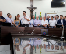 GOVERNADOR REPASSA RECURSOS EM CIANORTE.
O governador Carlos Massa Ratinho Junior assinou neste sábado (25), a homologação para ordem de serviços de pavimentação de ruas e avenidas em Cianorte, região noroeste do Paraná. Participaram da solenidade: prefeito de Cianorte, Claudemir Romero Bongiorno; os secretários: de Desenvolvimento Urbano, João Carlos Ortega; de Desenvolvimento Sustentável e Turismo, Márcio Nunes; entre outros.
Cianorte, 25-01-20.
Foto: Arnaldo Alves / AEN.
