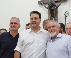 GOVERNADOR REPASSA RECURSOS EM CIANORTE.
O governador Carlos Massa Ratinho Junior assinou neste sábado (25), a homologação para ordem de serviços de pavimentação de ruas e avenidas em Cianorte, região noroeste do Paraná. Participaram da solenidade: prefeito de Cianorte, Claudemir Romero Bongiorno; os secretários: de Desenvolvimento Urbano, João Carlos Ortega; de Desenvolvimento Sustentável e Turismo, Márcio Nunes; entre outros.
Cianorte, 25-01-20.
Foto: Arnaldo Alves / AEN.
