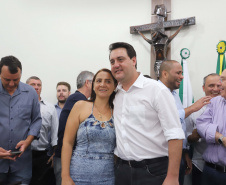 GOVERNADOR REPASSA RECURSOS EM CIANORTE.
O governador Carlos Massa Ratinho Junior assinou neste sábado (25), a homologação para ordem de serviços de pavimentação de ruas e avenidas em Cianorte, região noroeste do Paraná. Participaram da solenidade: prefeito de Cianorte, Claudemir Romero Bongiorno; os secretários: de Desenvolvimento Urbano, João Carlos Ortega; de Desenvolvimento Sustentável e Turismo, Márcio Nunes; entre outros.
Cianorte, 25-01-20.
Foto: Arnaldo Alves / AEN.
