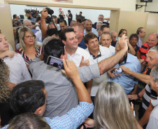 GOVERNADOR REPASSA RECURSOS EM CIANORTE.
O governador Carlos Massa Ratinho Junior assinou neste sábado (25), a homologação para ordem de serviços de pavimentação de ruas e avenidas em Cianorte, região noroeste do Paraná. Participaram da solenidade: prefeito de Cianorte, Claudemir Romero Bongiorno; os secretários: de Desenvolvimento Urbano, João Carlos Ortega; de Desenvolvimento Sustentável e Turismo, Márcio Nunes; entre outros.
Cianorte, 25-01-20.
Foto: Arnaldo Alves / AEN.
