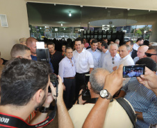 GOVERNADOR REPASSA RECURSOS EM CIANORTE.
O governador Carlos Massa Ratinho Junior assinou neste sábado (25), a homologação para ordem de serviços de pavimentação de ruas e avenidas em Cianorte, região noroeste do Paraná. Participaram da solenidade: prefeito de Cianorte, Claudemir Romero Bongiorno; os secretários: de Desenvolvimento Urbano, João Carlos Ortega; de Desenvolvimento Sustentável e Turismo, Márcio Nunes; entre outros.
Cianorte, 25-01-20.
Foto: Arnaldo Alves / AEN.
