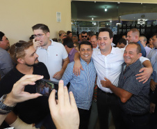 GOVERNADOR REPASSA RECURSOS EM CIANORTE.
O governador Carlos Massa Ratinho Junior assinou neste sábado (25), a homologação para ordem de serviços de pavimentação de ruas e avenidas em Cianorte, região noroeste do Paraná. Participaram da solenidade: prefeito de Cianorte, Claudemir Romero Bongiorno; os secretários: de Desenvolvimento Urbano, João Carlos Ortega; de Desenvolvimento Sustentável e Turismo, Márcio Nunes; entre outros.
Cianorte, 25-01-20.
Foto: Arnaldo Alves / AEN.
