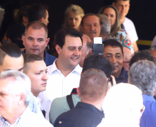 GOVERNADOR REPASSA RECURSOS EM CIANORTE.
O governador Carlos Massa Ratinho Junior assinou neste sábado (25), a homologação para ordem de serviços de pavimentação de ruas e avenidas em Cianorte, região noroeste do Paraná. Participaram da solenidade: prefeito de Cianorte, Claudemir Romero Bongiorno; os secretários: de Desenvolvimento Urbano, João Carlos Ortega; de Desenvolvimento Sustentável e Turismo, Márcio Nunes; entre outros.
Cianorte, 25-01-20.
Foto: Arnaldo Alves / AEN.
