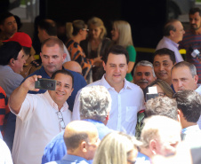 GOVERNADOR REPASSA RECURSOS EM CIANORTE.
O governador Carlos Massa Ratinho Junior assinou neste sábado (25), a homologação para ordem de serviços de pavimentação de ruas e avenidas em Cianorte, região noroeste do Paraná. Participaram da solenidade: prefeito de Cianorte, Claudemir Romero Bongiorno; os secretários: de Desenvolvimento Urbano, João Carlos Ortega; de Desenvolvimento Sustentável e Turismo, Márcio Nunes; entre outros.
Cianorte, 25-01-20.
Foto: Arnaldo Alves / AEN.
