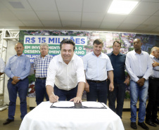 Umuarama recebe mais de 15 milhoes de reais em obras, alem de 900 mil para implementacao de um parque urbano, assinam os recursos os secretarios Joao Carlos Ortega e Marcio Nunes que representaram o governador Carlos Massa Ratinho Junior.
Foto Gilson Abreu/Aen