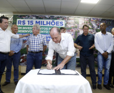 Umuarama recebe mais de 15 milhoes de reais em obras, alem de 900 mil para implementacao de um parque urbano, assinam os recursos os secretarios Joao Carlos Ortega e Marcio Nunes que representaram o governador Carlos Massa Ratinho Junior.
Foto Gilson Abreu/Aen