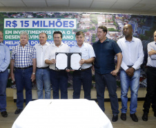 Umuarama recebe mais de 15 milhoes de reais em obras, alem de 900 mil para implementacao de um parque urbano, assinam os recursos os secretarios Joao Carlos Ortega e Marcio Nunes que representaram o governador Carlos Massa Ratinho Junior.
Foto Gilson Abreu/Aen