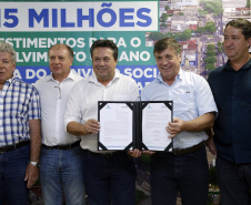 Umuarama recebe mais de 15 milhoes de reais em obras, alem de 900 mil para implementacao de um parque urbano, assinam os recursos os secretarios Joao Carlos Ortega e Marcio Nunes que representaram o governador Carlos Massa Ratinho Junior.
Foto Gilson Abreu/Aen