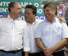 Umuarama recebe mais de 15 milhoes de reais em obras, alem de 900 mil para implementacao de um parque urbano, assinam os recursos os secretarios Joao Carlos Ortega e Marcio Nunes que representaram o governador Carlos Massa Ratinho Junior.
Foto Gilson Abreu/Aen