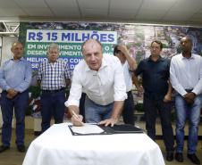 Umuarama recebe mais de 15 milhoes de reais em obras, alem de 900 mil para implementacao de um parque urbano, assinam os recursos os secretarios Joao Carlos Ortega e Marcio Nunes que representaram o governador Carlos Massa Ratinho Junior.
Foto Gilson Abreu/Aen