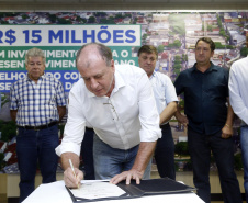 Umuarama recebe mais de 15 milhoes de reais em obras, alem de 900 mil para implementacao de um parque urbano, assinam os recursos os secretarios Joao Carlos Ortega e Marcio Nunes que representaram o governador Carlos Massa Ratinho Junior.
Foto Gilson Abreu/Aen