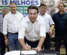 Umuarama recebe mais de 15 milhoes de reais em obras, alem de 900 mil para implementacao de um parque urbano, assinam os recursos os secretarios Joao Carlos Ortega e Marcio Nunes que representaram o governador Carlos Massa Ratinho Junior.
Foto Gilson Abreu/Aen
