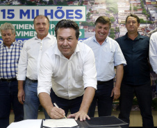 Umuarama recebe mais de 15 milhoes de reais em obras, alem de 900 mil para implementacao de um parque urbano, assinam os recursos os secretarios Joao Carlos Ortega e Marcio Nunes que representaram o governador Carlos Massa Ratinho Junior.
Foto Gilson Abreu/Aen