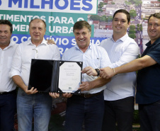 Umuarama recebe mais de 15 milhoes de reais em obras, alem de 900 mil para implementacao de um parque urbano, assinam os recursos os secretarios Joao Carlos Ortega e Marcio Nunes que representaram o governador Carlos Massa Ratinho Junior.
Foto Gilson Abreu/Aen