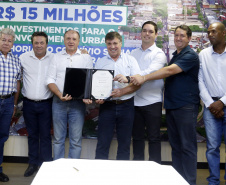 Umuarama recebe mais de 15 milhoes de reais em obras, alem de 900 mil para implementacao de um parque urbano, assinam os recursos os secretarios Joao Carlos Ortega e Marcio Nunes que representaram o governador Carlos Massa Ratinho Junior.
Foto Gilson Abreu/Aen