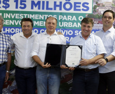 Umuarama recebe mais de 15 milhoes de reais em obras, alem de 900 mil para implementacao de um parque urbano, assinam os recursos os secretarios Joao Carlos Ortega e Marcio Nunes que representaram o governador Carlos Massa Ratinho Junior.
Foto Gilson Abreu/Aen