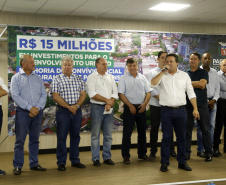 Umuarama recebe mais de 15 milhoes de reais em obras, alem de 900 mil para implementacao de um parque urbano, assinam os recursos os secretarios Joao Carlos Ortega e Marcio Nunes que representaram o governador Carlos Massa Ratinho Junior.
Foto Gilson Abreu/Aen