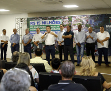 Umuarama recebe mais de 15 milhoes de reais em obras, alem de 900 mil para implementacao de um parque urbano, assinam os recursos os secretarios Joao Carlos Ortega e Marcio Nunes que representaram o governador Carlos Massa Ratinho Junior.
Foto Gilson Abreu/Aen