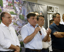 Umuarama recebe mais de 15 milhoes de reais em obras, alem de 900 mil para implementacao de um parque urbano, assinam os recursos os secretarios Joao Carlos Ortega e Marcio Nunes que representaram o governador Carlos Massa Ratinho Junior.
Foto Gilson Abreu/Aen