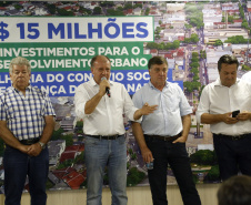 Umuarama recebe mais de 15 milhoes de reais em obras, alem de 900 mil para implementacao de um parque urbano, assinam os recursos os secretarios Joao Carlos Ortega e Marcio Nunes que representaram o governador Carlos Massa Ratinho Junior.
Foto Gilson Abreu/Aen