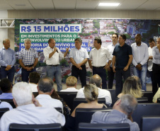 Umuarama recebe mais de 15 milhoes de reais em obras, alem de 900 mil para implementacao de um parque urbano, assinam os recursos os secretarios Joao Carlos Ortega e Marcio Nunes que representaram o governador Carlos Massa Ratinho Junior.
Foto Gilson Abreu/Aen