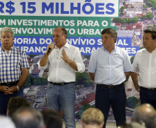 Umuarama recebe mais de 15 milhoes de reais em obras, alem de 900 mil para implementacao de um parque urbano, assinam os recursos os secretarios Joao Carlos Ortega e Marcio Nunes que representaram o governador Carlos Massa Ratinho Junior.
Foto Gilson Abreu/Aen